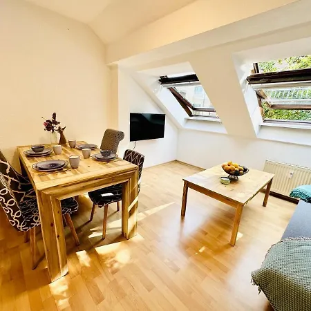 Apartment Fantastische Dachgeschosswohnung In Connewitz - 3 Private Schlafbereiche - Platz Fuer Bis Zu 5 Personen - Tolle Lage Und Oeffentliche Verkehrsmittel Leipzig