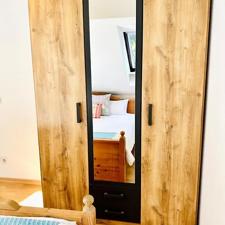 Apartment Fantastische Dachgeschosswohnung In Connewitz - 3 Private Schlafbereiche - Platz Fuer Bis Zu 5 Personen - Tolle Lage Und Oeffentliche Verkehrsmittel *