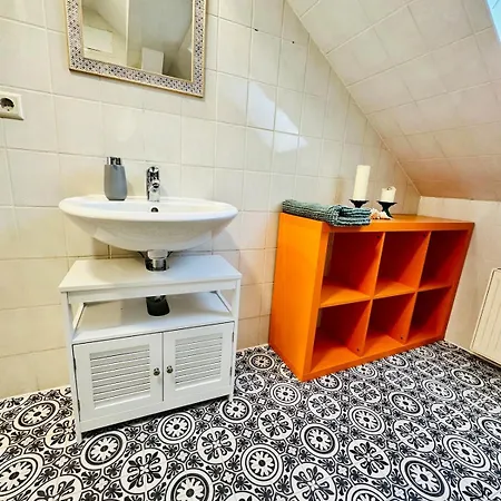 Fantastische Dachgeschosswohnung In Connewitz Nahe Karli - Platz Fuer Bis Zu 5 Personen - Tolle Lage Und Oeffentliche Verkehrsmittel דירה