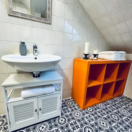 Fantastische Dachgeschosswohnung In Connewitz - 3 Private Schlafbereiche - Platz Fuer Bis Zu 5 Personen - Tolle Lage Und Oeffentliche Verkehrsmittel *
