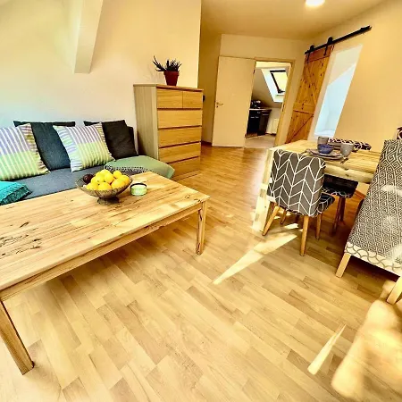 Apartment Fantastische Dachgeschosswohnung In Connewitz - 3 Private Schlafbereiche - Platz Fuer Bis Zu 5 Personen - Tolle Lage Und Oeffentliche Verkehrsmittel Leipzig