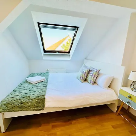 Fantastische Dachgeschosswohnung In Connewitz - 3 Private Schlafbereiche - Platz Fuer Bis Zu 5 Personen - Tolle Lage Und Oeffentliche Verkehrsmittel * Leipzig