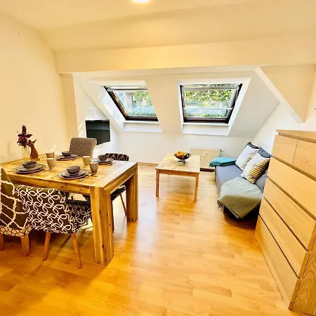 Fantastische Dachgeschosswohnung In Connewitz - 3 Private Schlafbereiche - Platz Fuer Bis Zu 5 Personen - Tolle Lage Und Oeffentliche Verkehrsmittel