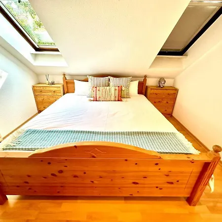 Fantastische Dachgeschosswohnung In Connewitz - 3 Private Schlafbereiche - Platz Fuer Bis Zu 5 Personen - Tolle Lage Und Oeffentliche Verkehrsmittel *