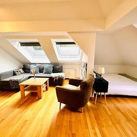 Fantastische Dachgeschosswohnung In Connewitz Nahe Karli - Platz Fuer Bis Zu 5 Personen - Tolle Lage Und Oeffentliche Verkehrsmittel
