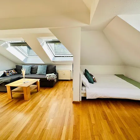 Fantastische Dachgeschosswohnung In Connewitz Nahe Karli - Platz Fuer Bis Zu 5 Personen - Tolle Lage Und Oeffentliche Verkehrsmittel Apartment Leipzig