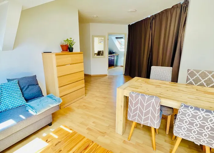 Fantastische Dachgeschosswohnung In Connewitz Nahe Karli - Platz Für Bis Zu 5 Personen - Tolle Lage Und öffentliche Verkehrsmittel Apartamento *