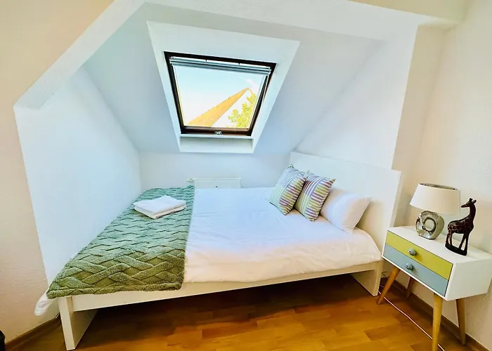 Fantastische Dachgeschosswohnung In Connewitz Nahe Karli - Platz Für Bis Zu 5 Personen - Tolle Lage Und öffentliche Verkehrsmittel Apartamento *